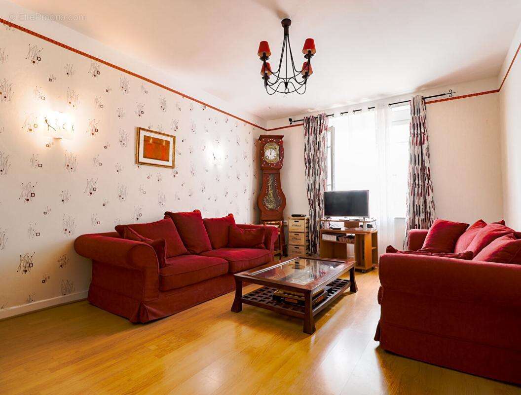 Maison de village rénovée avec jardin et fort potentiel locatif au coeur de Lacaune - photo 2