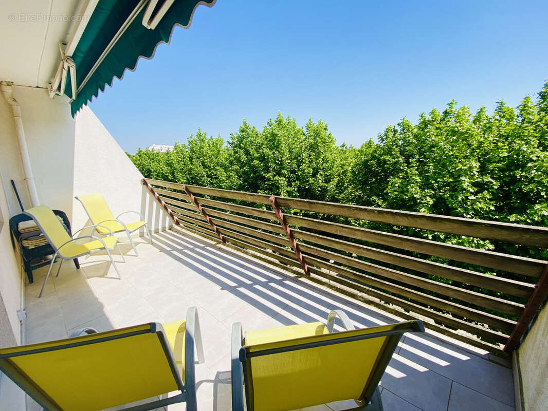 Magnifique deux pièces avec terrasse, parking, cellier,  piscine et ascenseur. - photo 2