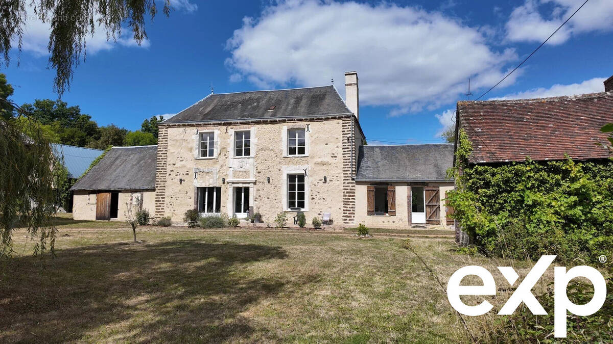 Maison à LES CORVEES-LES-YYS