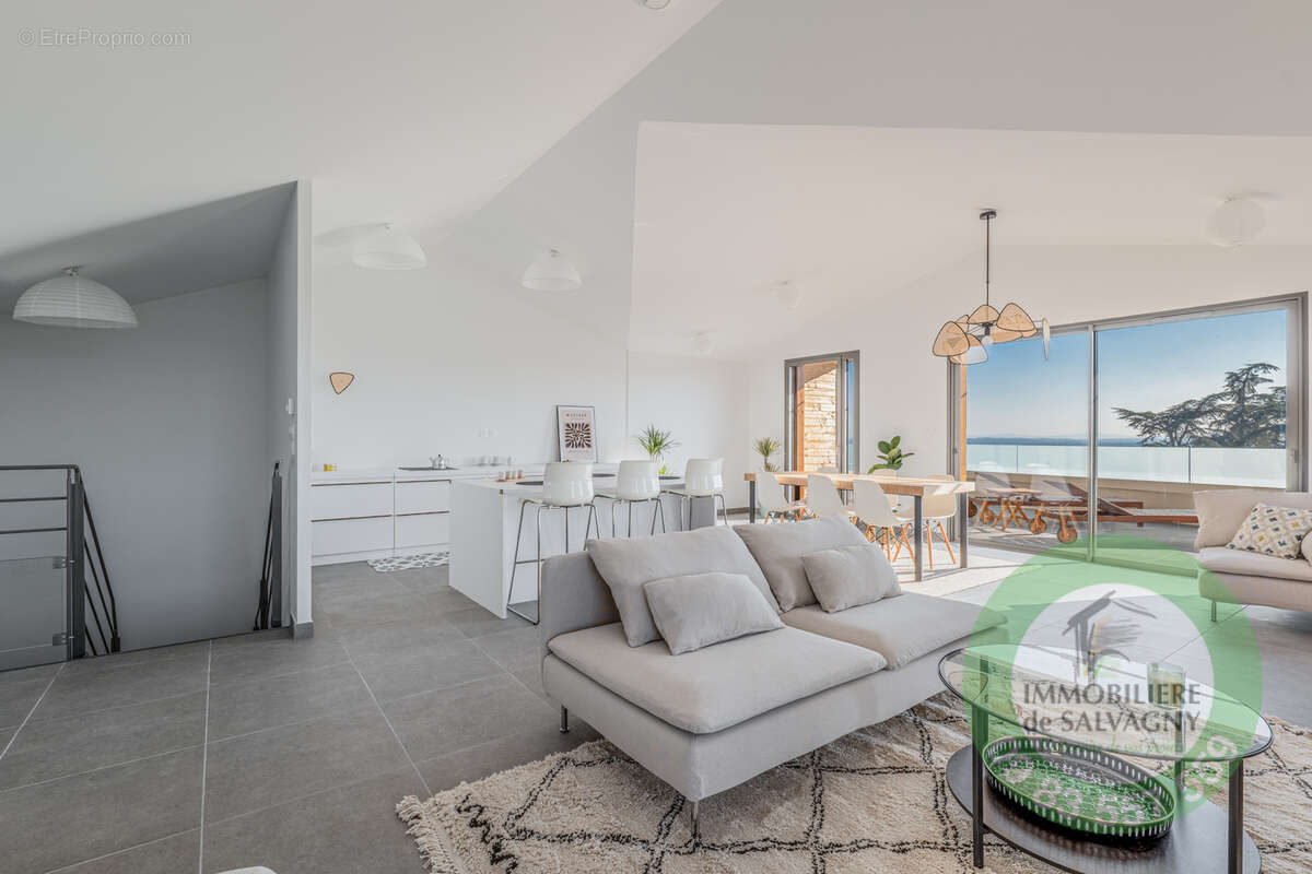 Appartement à LA TOUR-DE-SALVAGNY