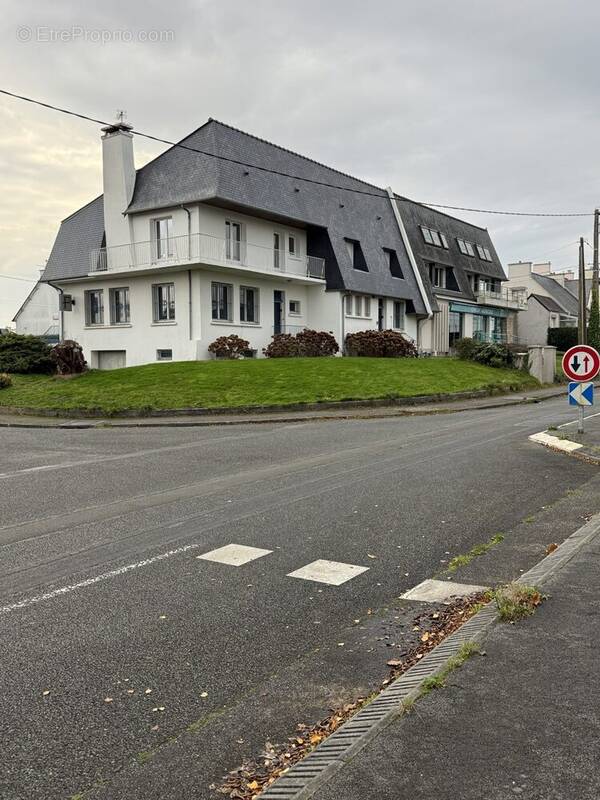 Commerce à SAINT-MARTIN-DES-CHAMPS