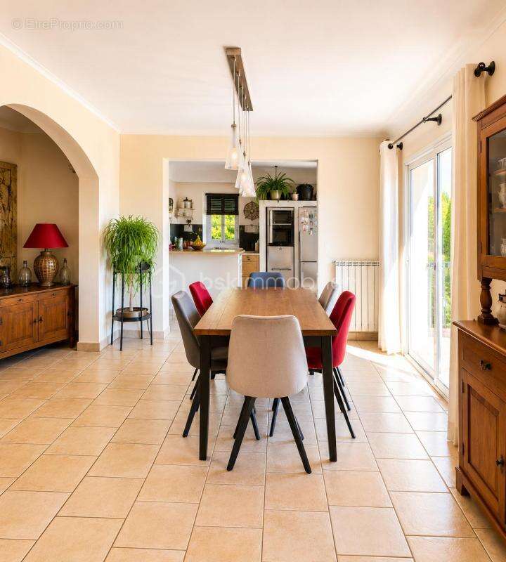 Vence – Élégante propriété de 210 m² avec piscine, jardin paysager et potentiel de 5 chambres - photo 12