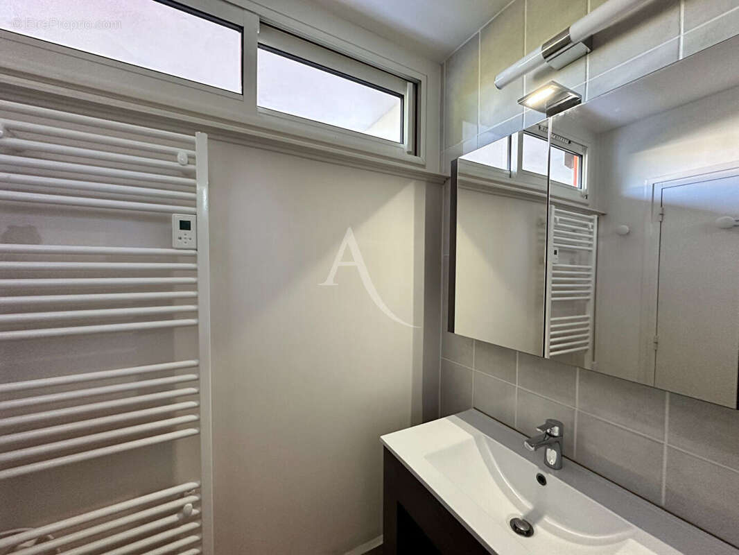 Appartement type2 de 50.25 m2 vue chateau balcon garage et cave greoux les bains - photo 13