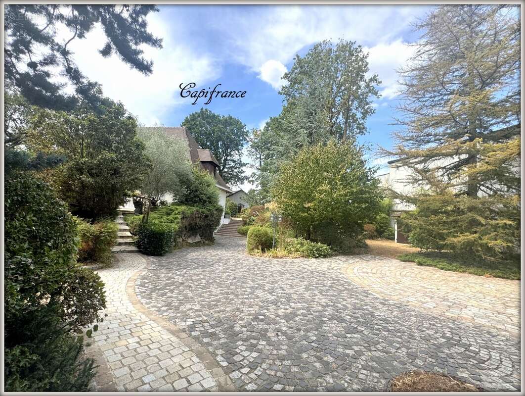Propriété sur Parc avec dépendance - photo 13
