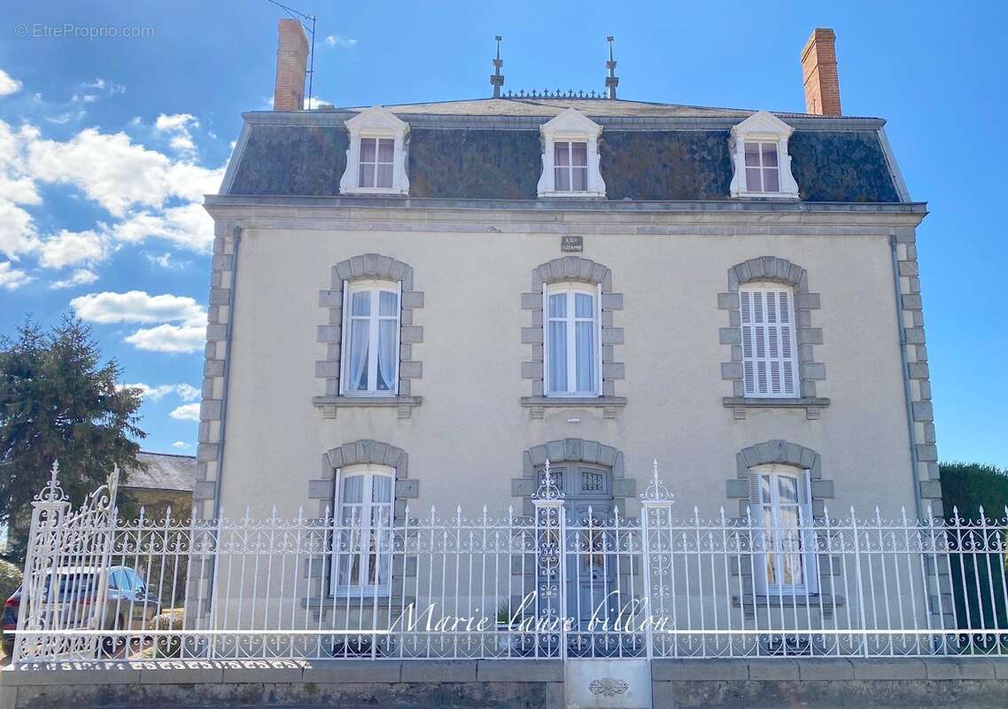 Dpt Deux Sèvres (79), à vendre NUEIL LES AUBIERS maison bourgeoise de 222 m² + dépendances et terrain de 1 041 m² - photo 4