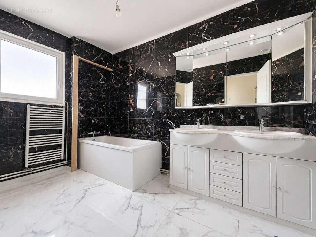 Sète  pont-levis  villa rénovée avec 3 chambres, bureau et double garage - photo 10