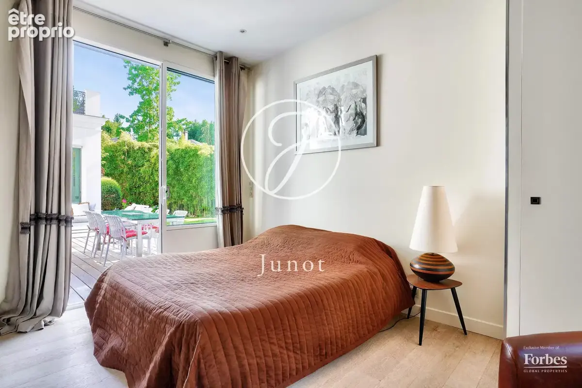 Le Vésinet - SUD - Maison - 6 chambres - 300m² - Terrain 1800m² avec piscine. - photo 12