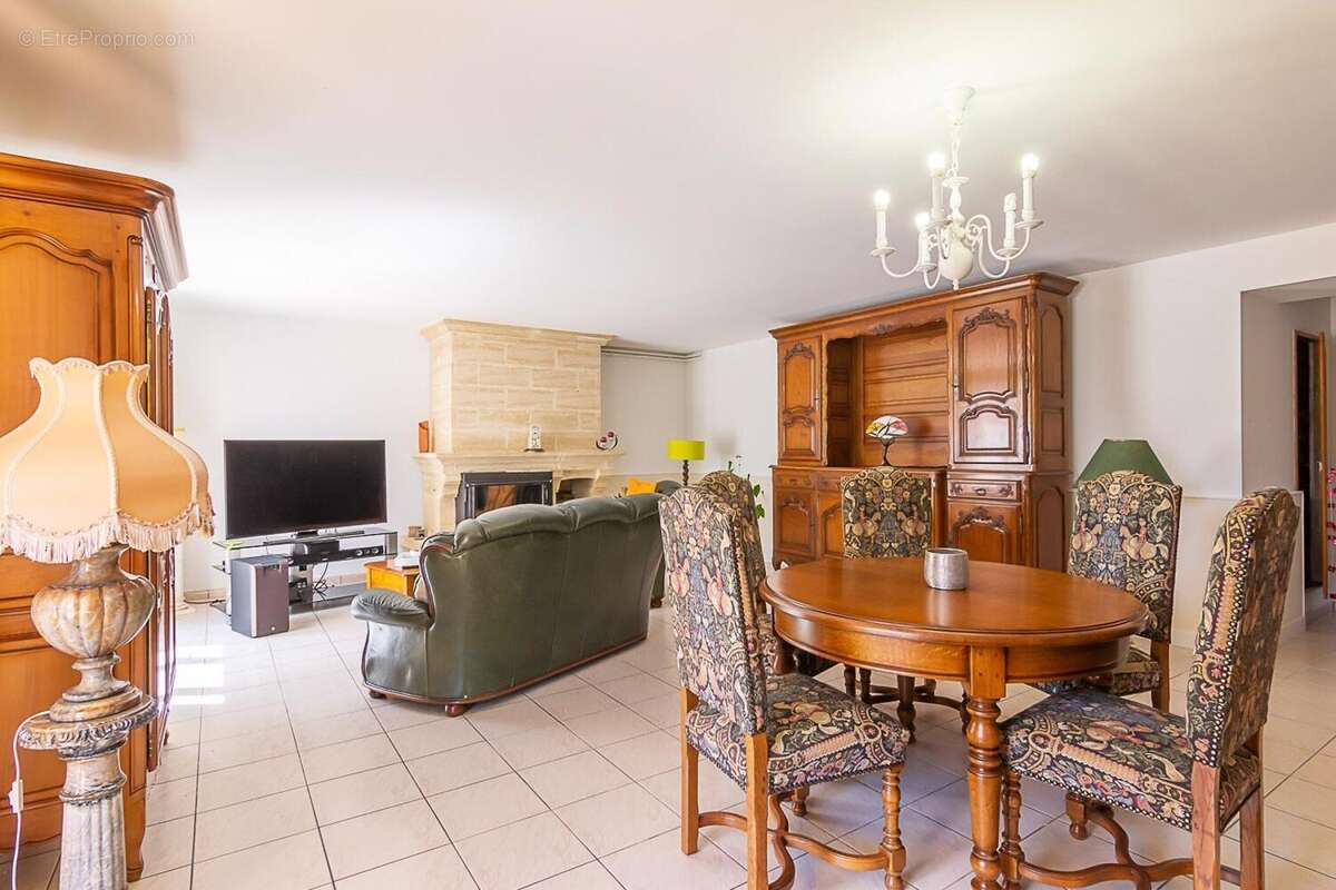 Maison 228 m² à La Lande-De-Fronsac  - photo 2