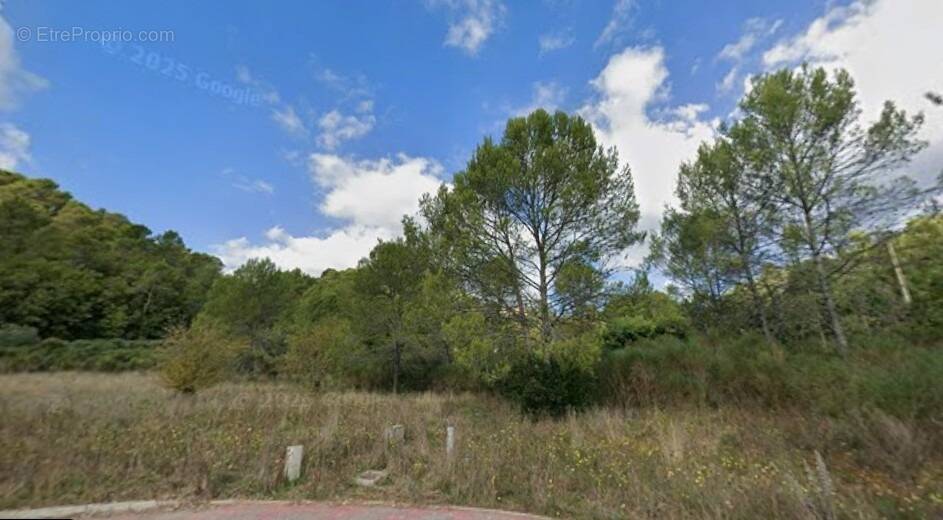 Terrain à MEOUNES-LES-MONTRIEUX