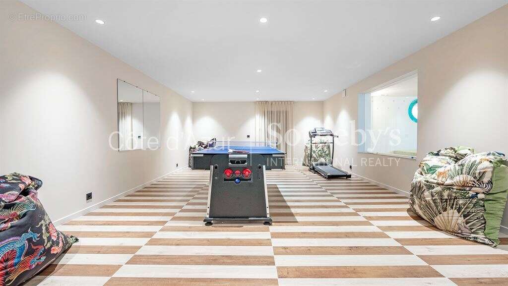 Villa contemporaine d'exception à vendre à Sainte-Maxime: 440 m², 5 chambres, proche plage et centre - photo 15