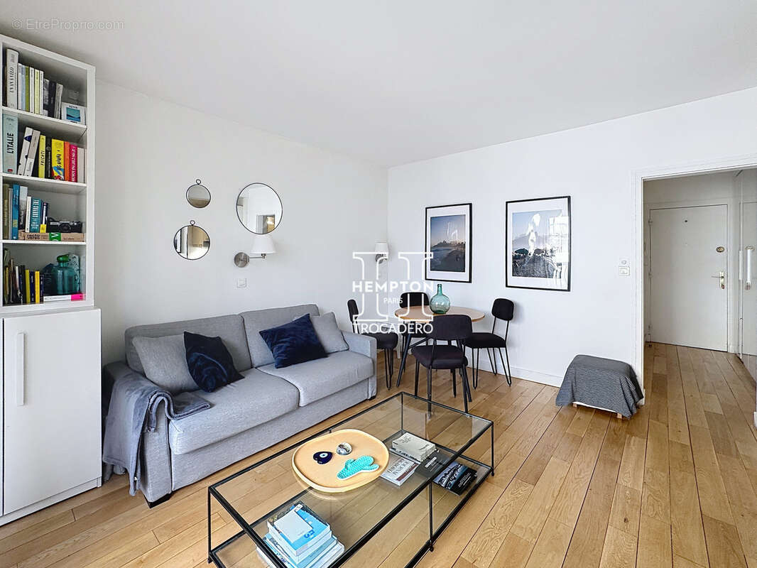 Appartement à PARIS-16E