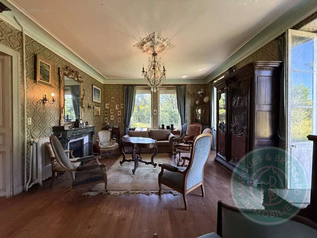 Maison de maître avec dépendance et terrain - photo 2
