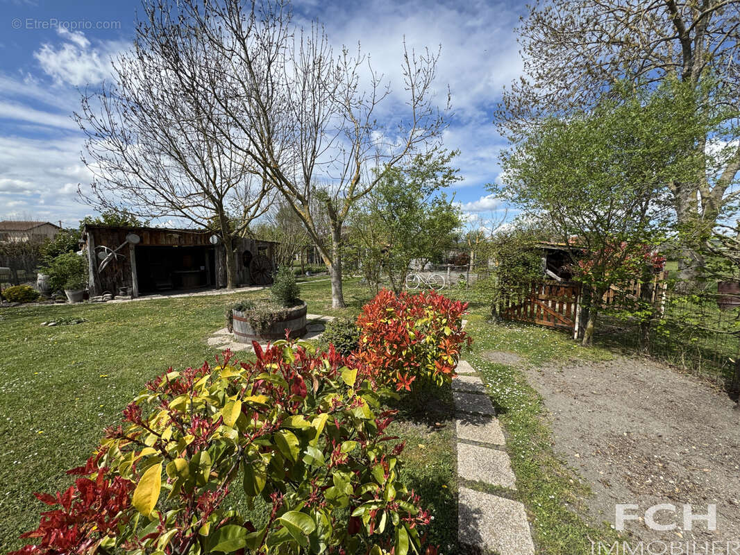 Maison de campagne avec 2 garages et dépendances - photo 3