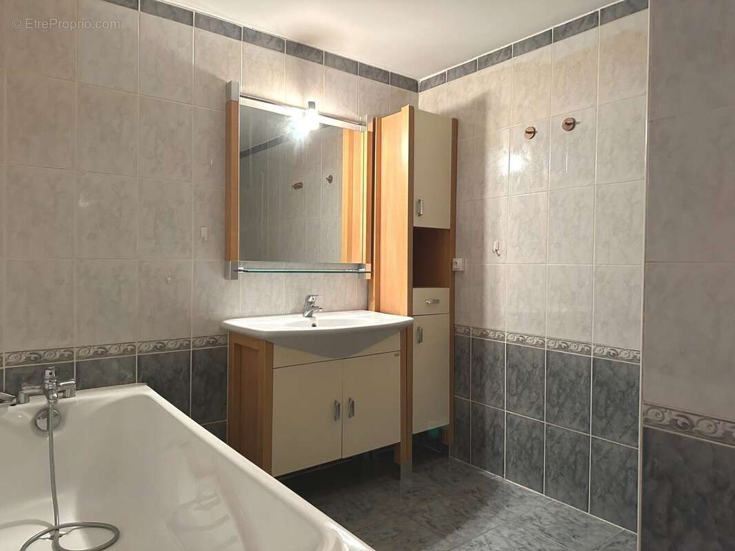 Salle de bain ET douche - Appartement à NARBONNE