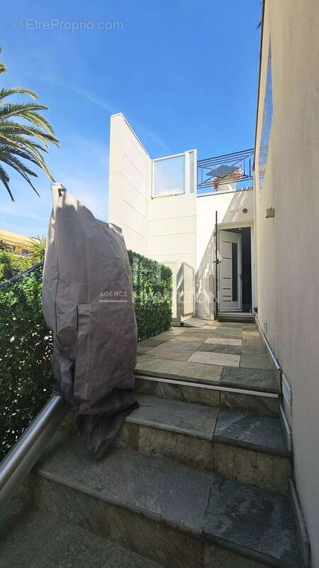 Appartement à MANDELIEU-LA-NAPOULE