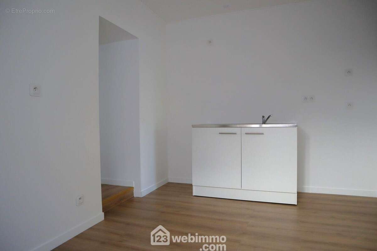 Au-delà, la cuisine de 10 m2, - Maison à SAINT-SECONDIN