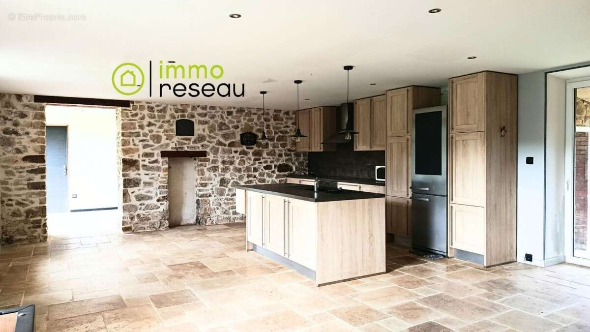 Maison à SAINT-JACQUES-DE-NEHOU