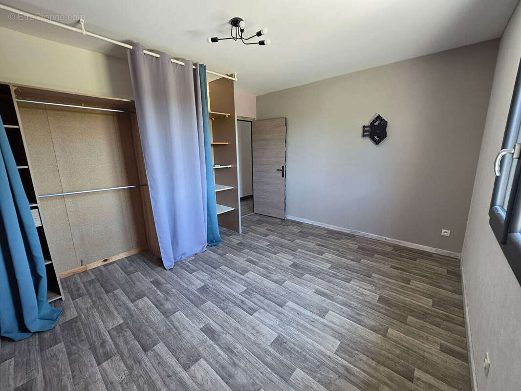Maison familiale avec piscine et terrain constructible - photo 11