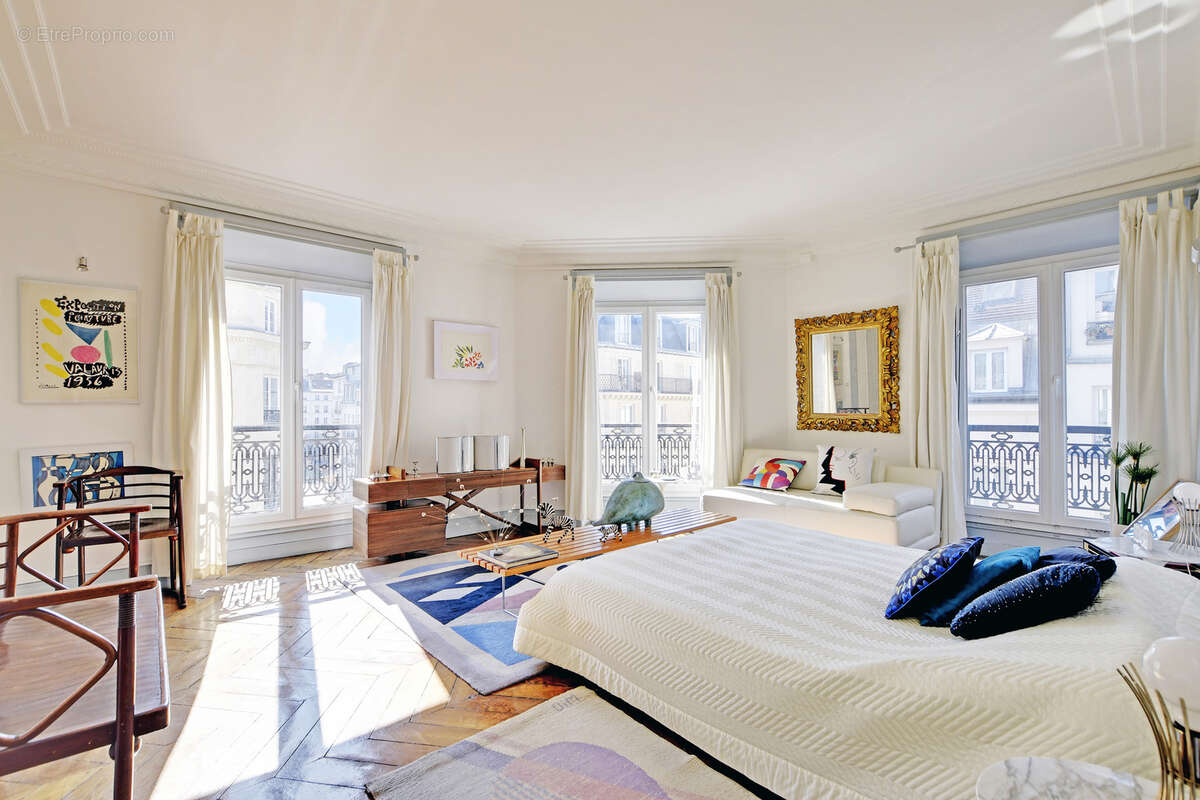 Appartement à PARIS-1E