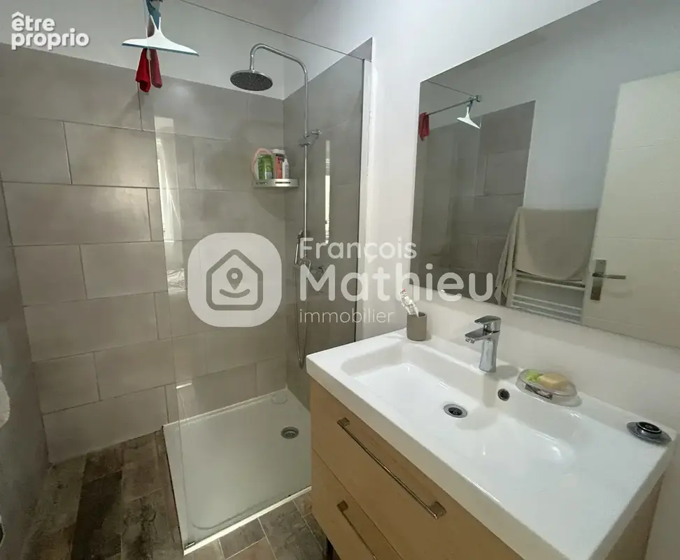 Châtillon-sur-Chalaronne - Immeuble de rapport d'environ 255m2 entièrement loué. - photo 4