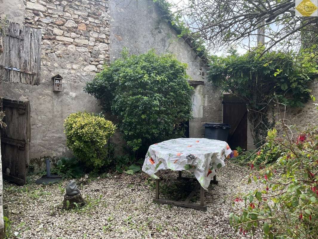 Maison à YZEURES-SUR-CREUSE