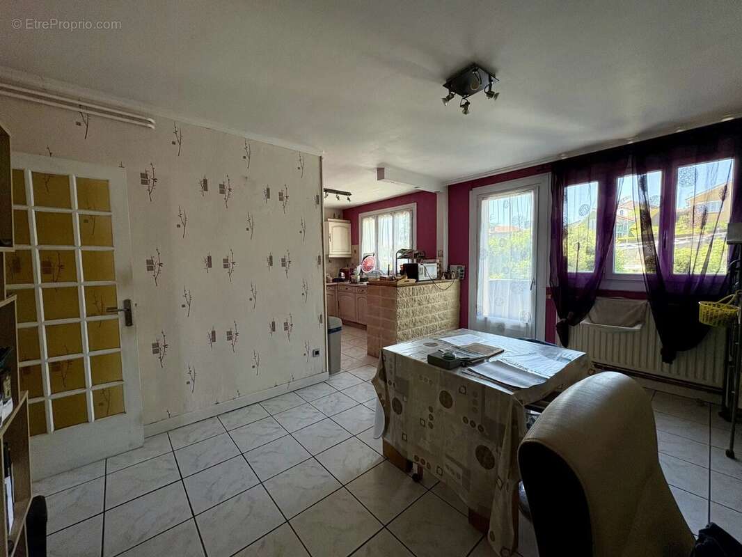 Appartement à SAINT-PRIEST-EN-JAREZ