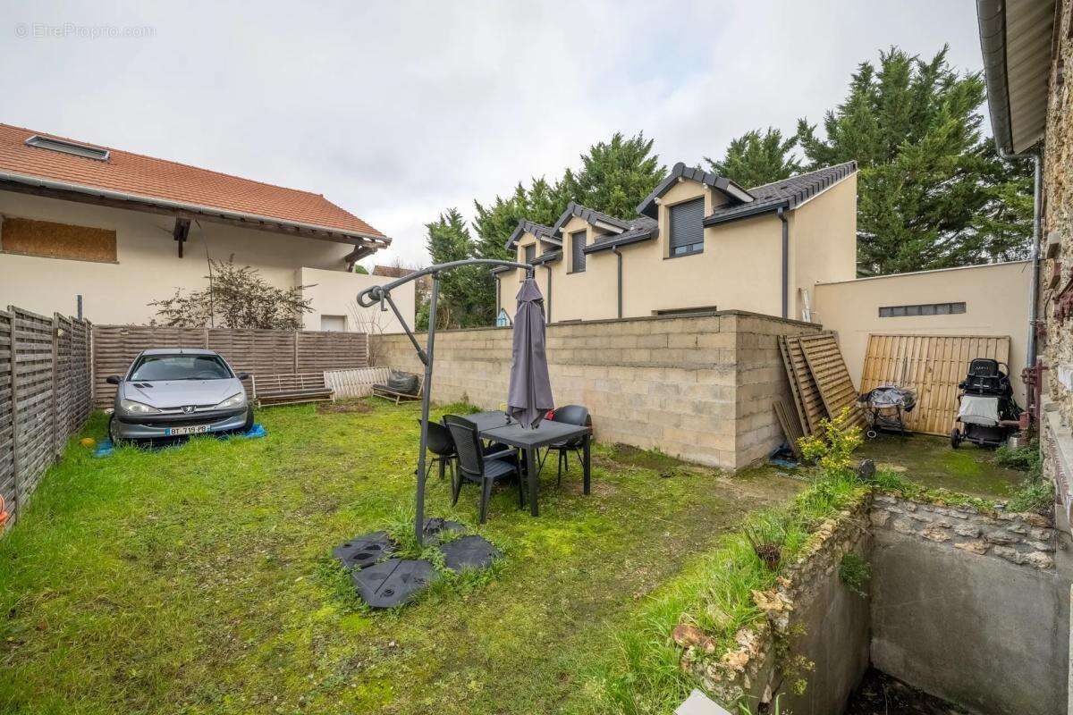 Maison à CHANTELOUP-LES-VIGNES