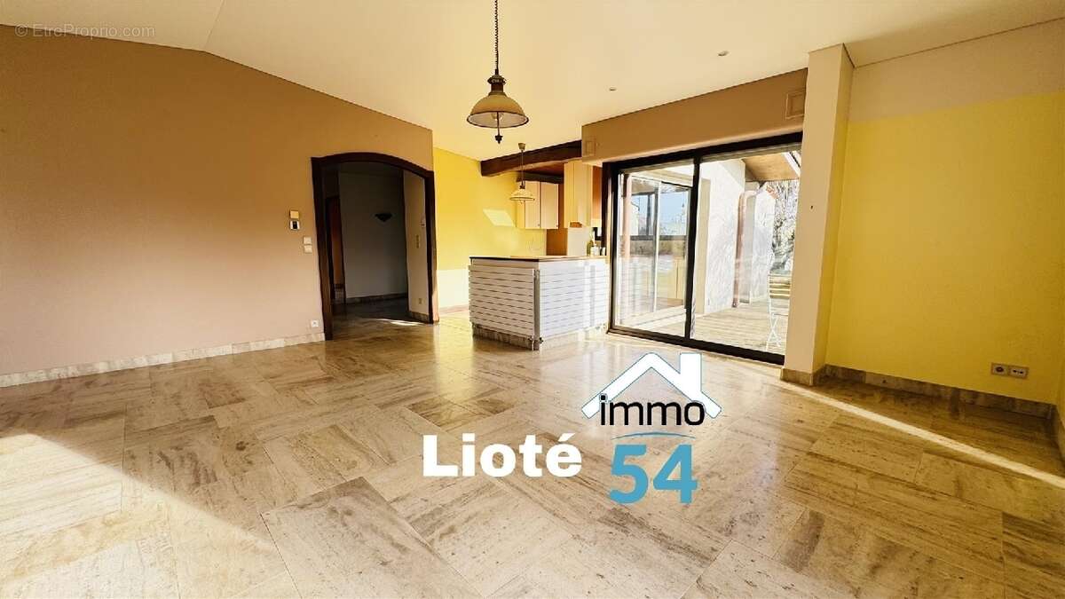 Maison à CREVECHAMPS