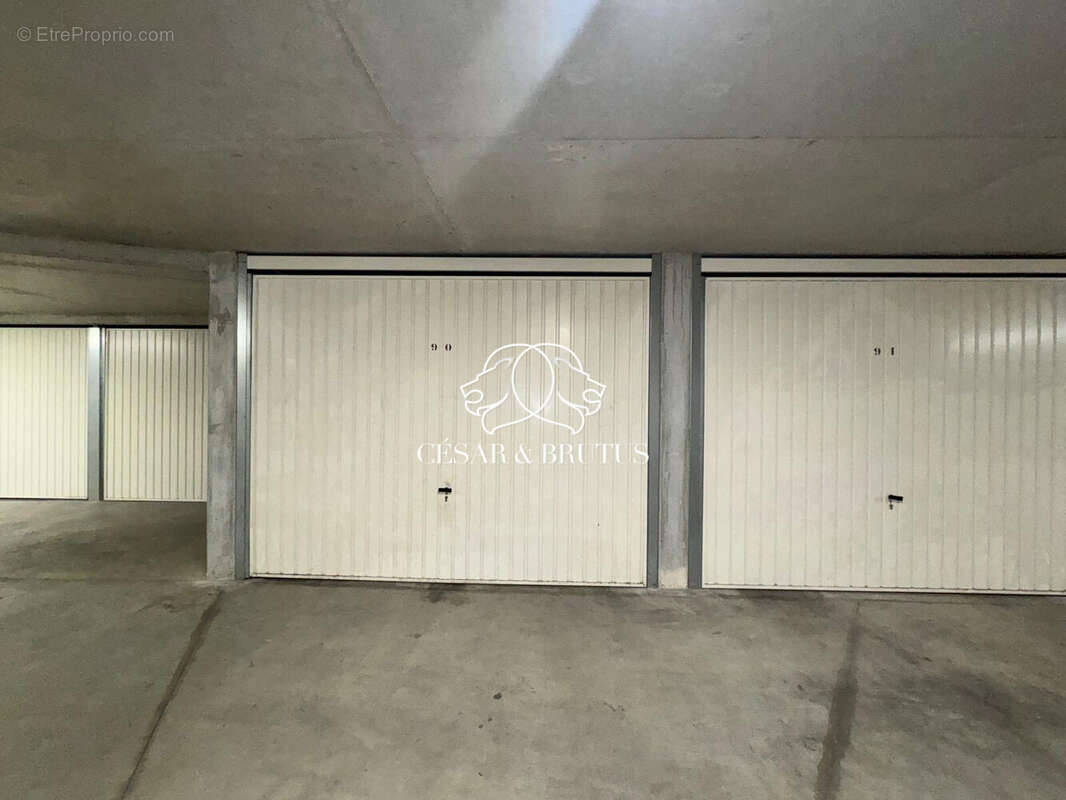 Parking à SAINT-PRIEST