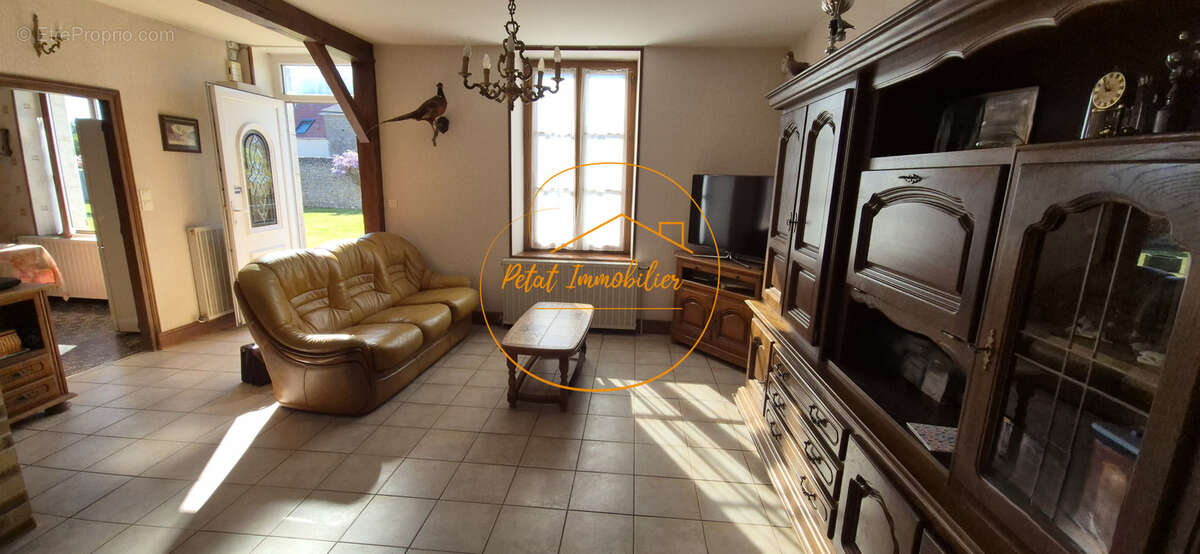 Maison familiale de 118 m2 avec dépendances, garages et beau potentiel - photo 4