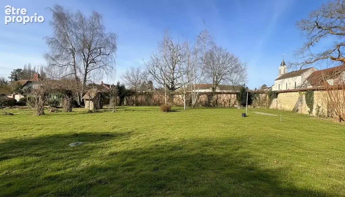 AUTEUIL LE ROI, centre du village avec les écoles à pied, terrain clos de murs. - photo 2