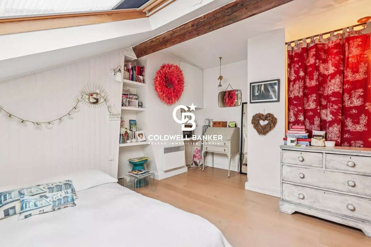 Exclusivité Coldwell Banker - Studio mansardé dans le Marais - photo 6