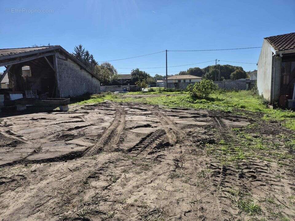 Saint Sauveur- Terrain à vendre- 740m²- Constructible- Calme - Terrain à SAINT-SAUVEUR