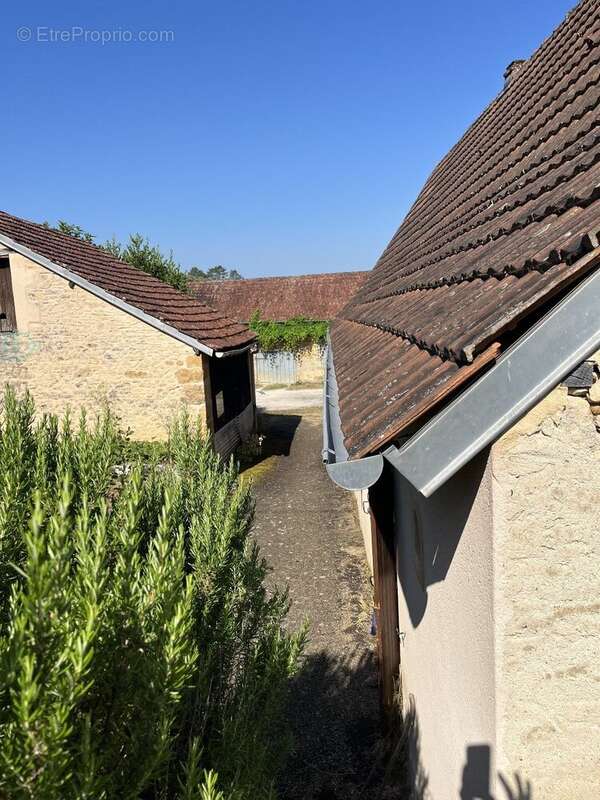 Dans un cadre naturel exceptionnel corps de ferme à restaurer - photo 5