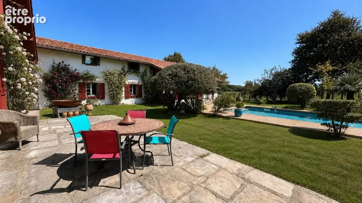 Superbe maison de caractere du 18ème de type t7 de 275 m2 + exceptionnelle dependance de 117 m2 comprenant veranda, open space,  - photo 31