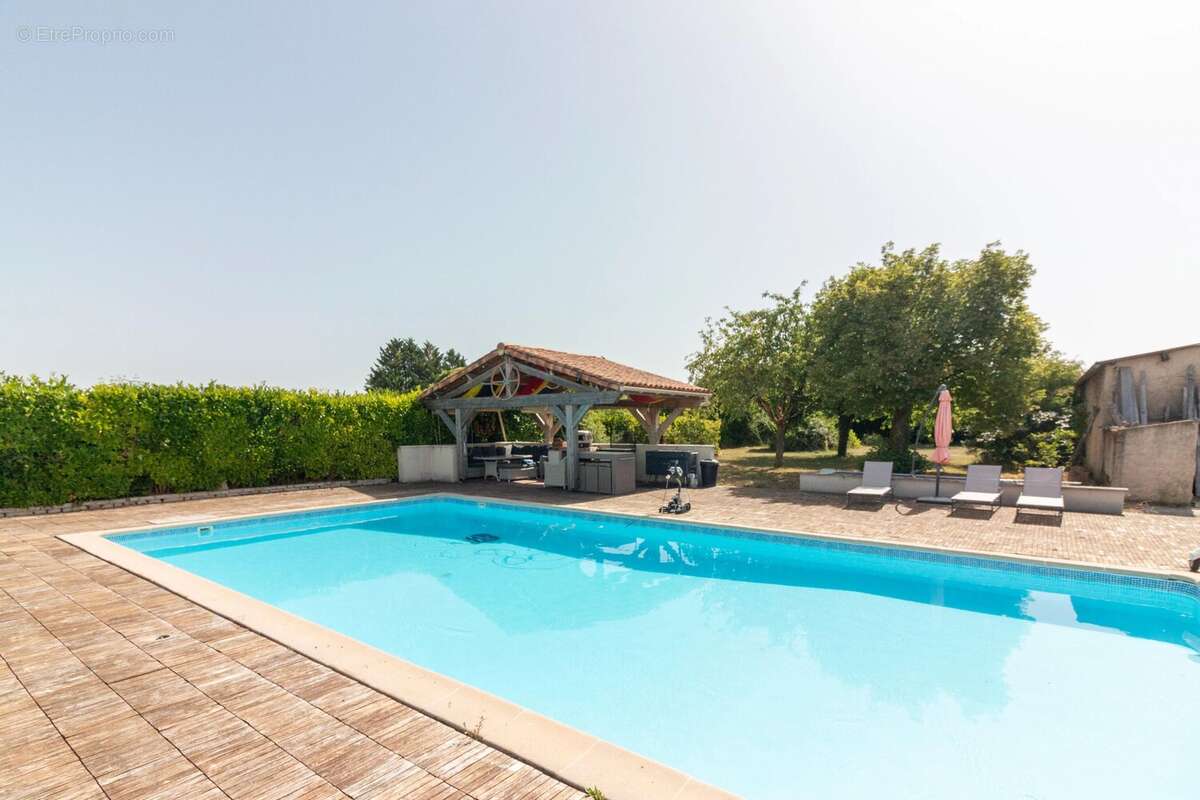 Maison en pierre spacieuse avec piscine - photo 2