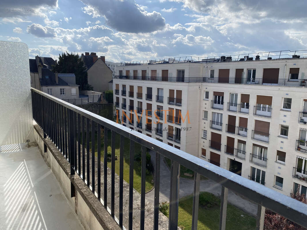 BLOIS CHATEAU - GARE : F1bis avec balcon, cave et parking - photo 2
