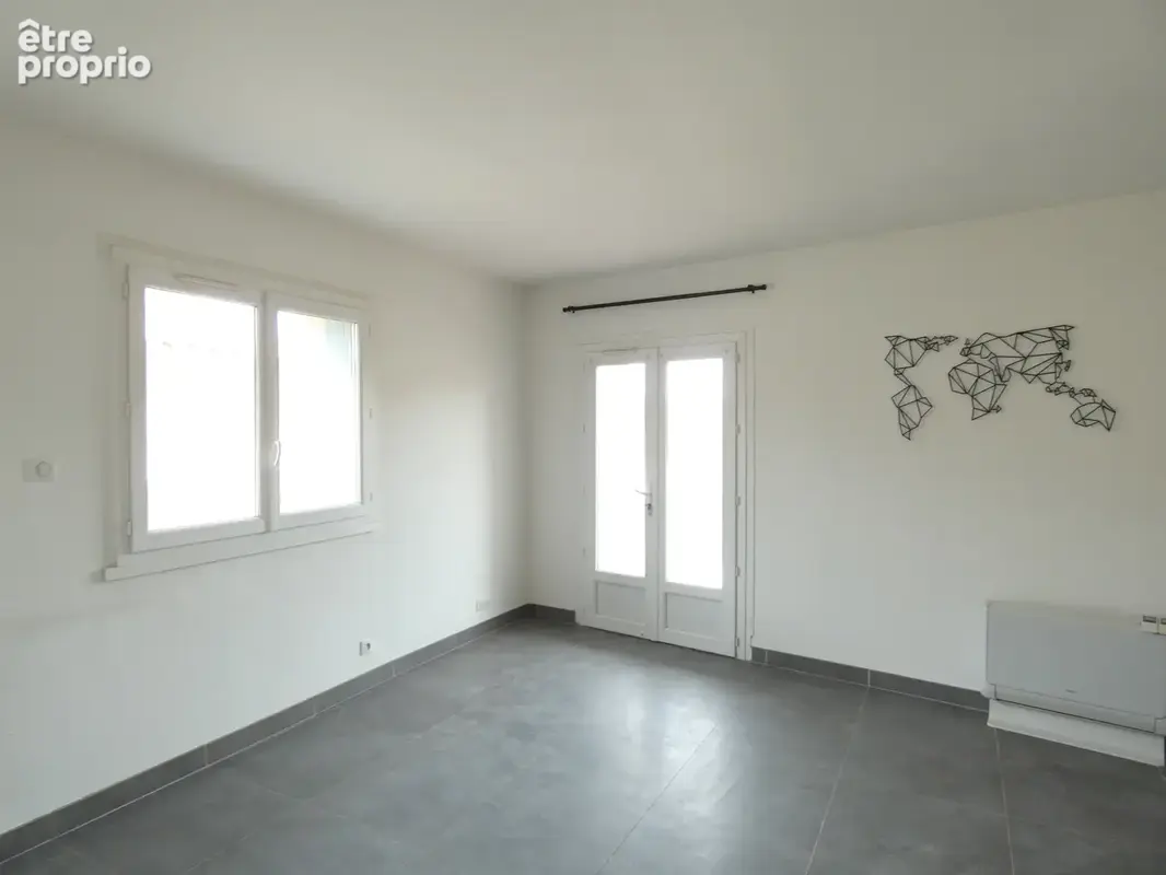 Bagard, centre du village , maison sur trois niveaux avec garage - photo 5