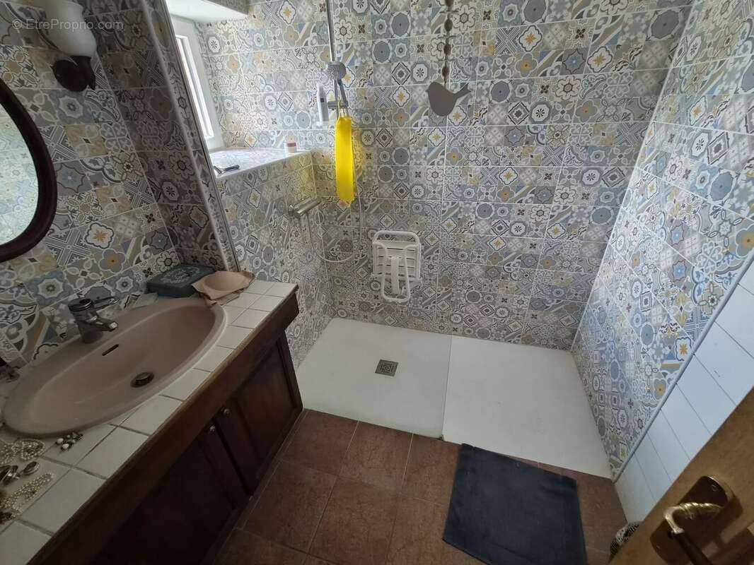 maison hyper centre ville avec piscine intérieure et cour privative clos de mûrs - photo 6