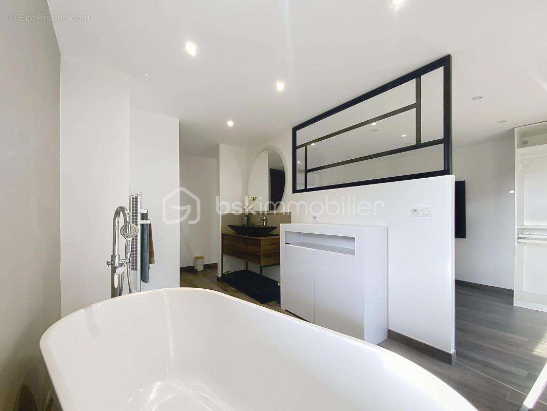 Appartement t2 de 102 m² – loggia/terrasse – vue port – garage – sète / bas saint-clair – quartier haut ** - photo 7