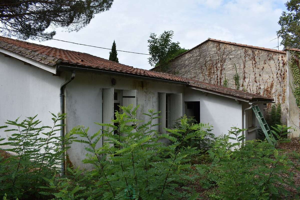 Maison plein pied de deux chambres au calme pres de la riviere a restaurer - photo 20