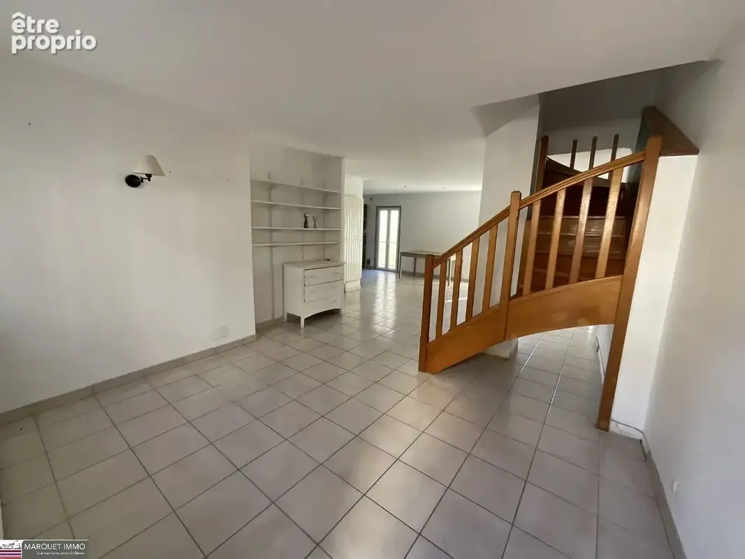 Villa T5 de 110 m²  vous invite à poser vos valises dans un cadre alliant charme et fonctionnalité sur 145 m² de terrain clos et - photo 17