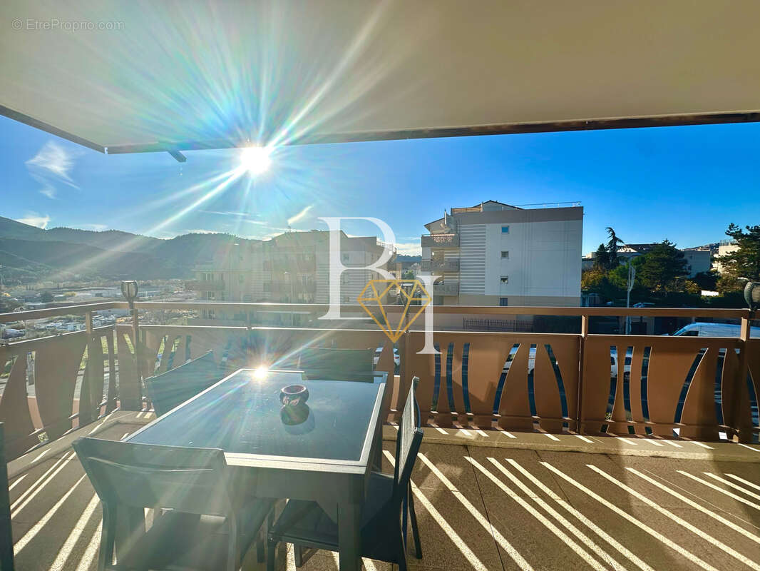Appartement à CARROS