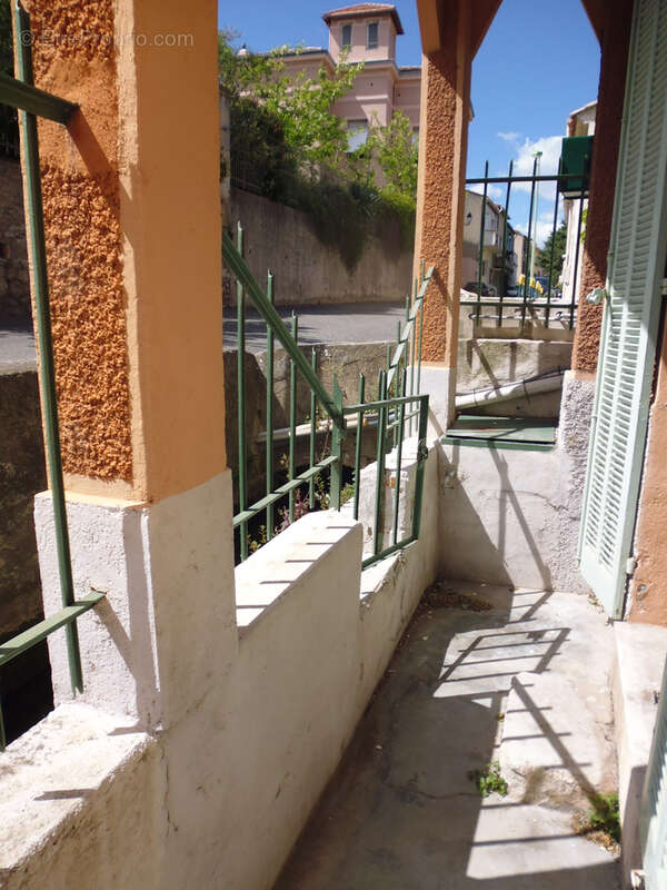 Appartement à SOLLIES-PONT