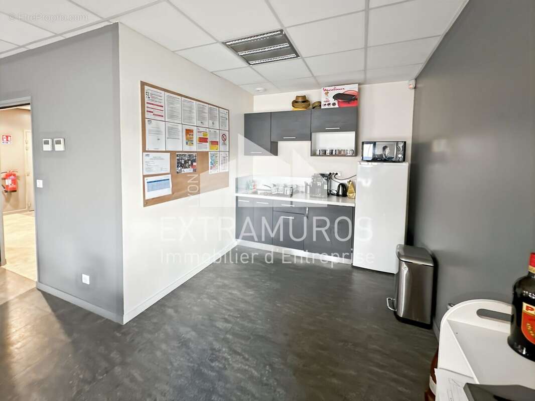 Commerce à SAINT-GENIS-LES-OLLIERES