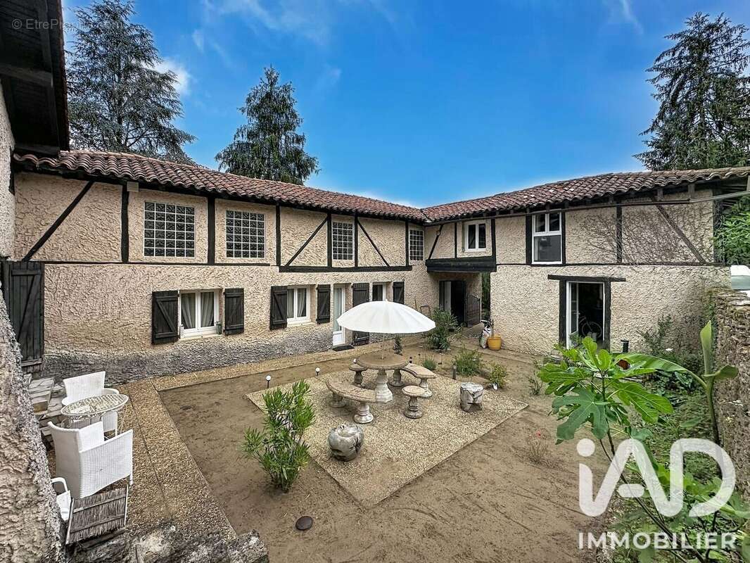 Maison 230 m² à Saint-Cricq-Villeneuve  - photo 2