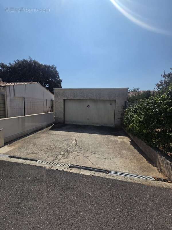 Double garage avec terrain attenant au cur de Saint-Brès - photo 3