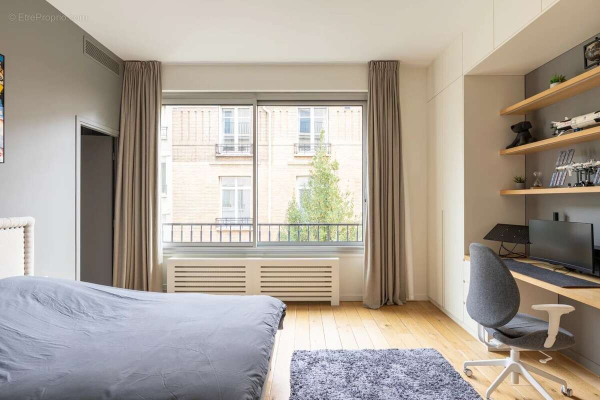 Appartement à PARIS-16E