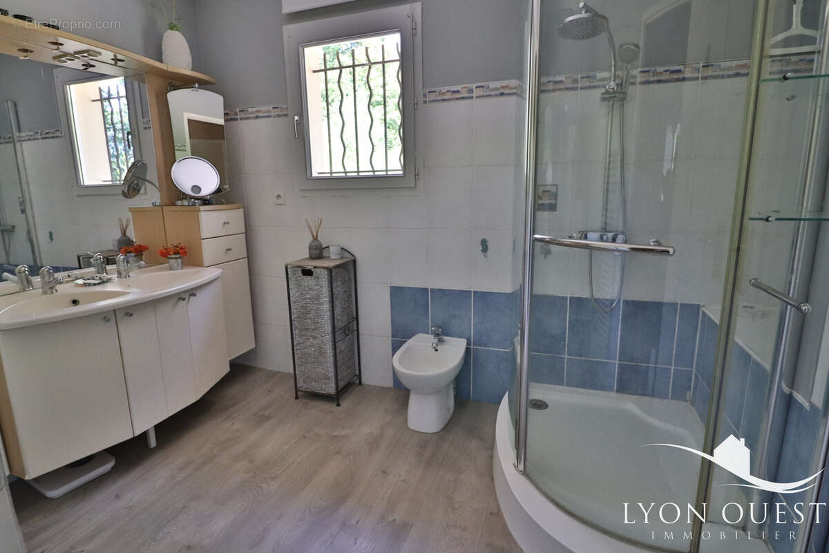 Maison  familiale  de  182 m2 proche centre charbonnieres - photo 10