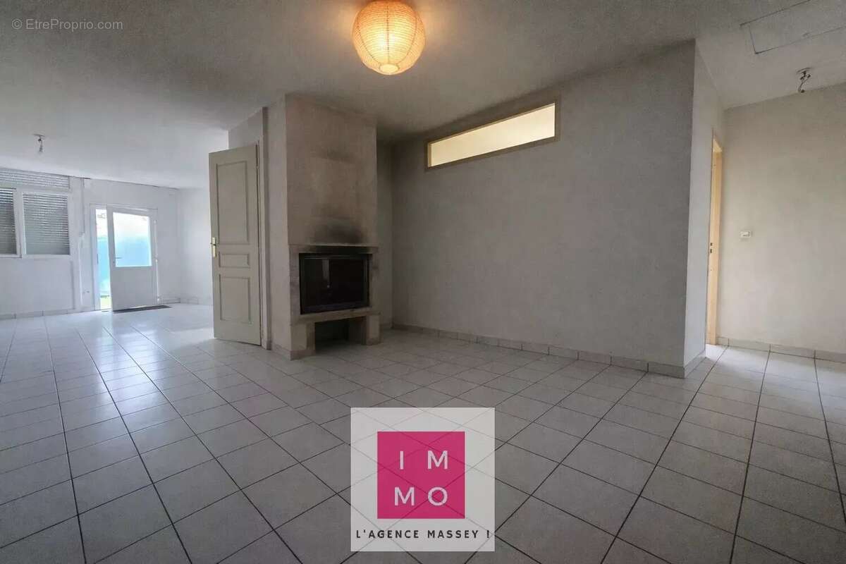 Maison à VILLECOMTAL-SUR-ARROS